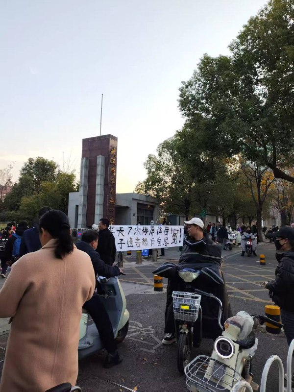 坐标武汉市，安卓小区旁