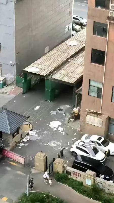 8.10 辽宁鞍山新景世纪城外墙脱落，幸好没砸到人 #基建狂魔8.10 辽宁鞍山新景世纪城外墙脱落，幸好没砸到人 #基建狂魔