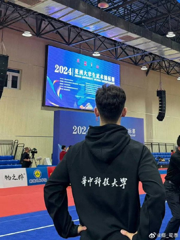 家庭背景不一般，体育生还能进金融体系？这下好了上班时间炫富拍照，开着帕拉梅拉上班，下班打高尔夫