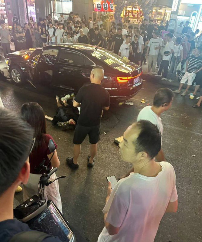 9月6日 湖北 武汉 江汉路 步行街 一辆黑色轿车突然加速 故意 冲撞行人，撞停三辆轿车和多辆电动车，现场多人倒地，生死不明，现场惨烈，据网友称司机疑似醉驾车祸9月6日 湖北 武汉 江汉路 步行街 一辆黑色轿车突然加速 故意 冲撞行人，撞停三辆轿车和多辆电动车，现场多人倒地，生死不明，现场惨烈，据网友称司机疑似醉驾车祸
