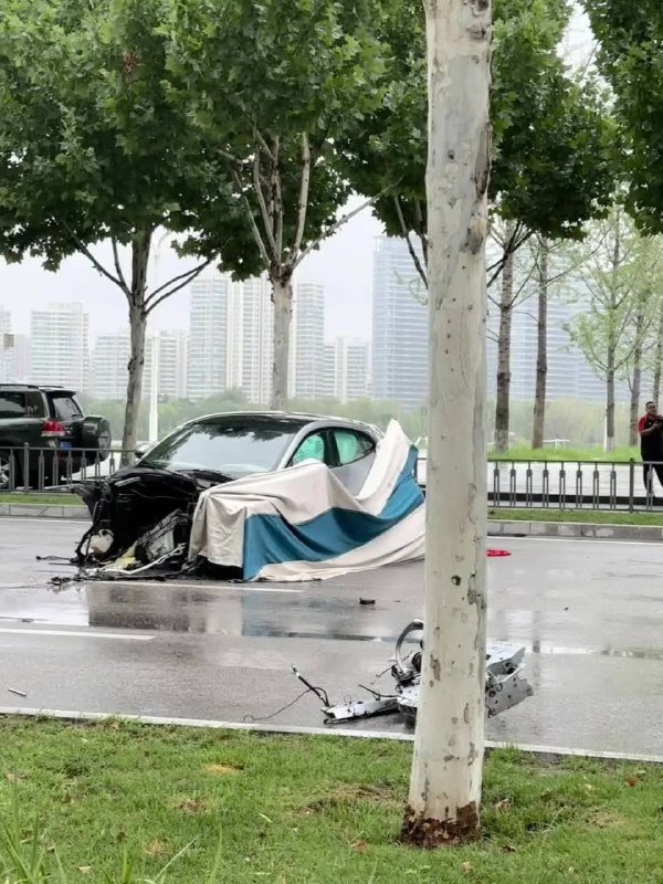 7.16 西安 #法拉利FUV 全国首撞，在会展中心门口撞了，发动机都撞出来了，很难想象车速有多快7.16 西安 #法拉利FUV 全国首撞，在会展中心门口撞了，发动机都撞出来了，很难想象车速有多快