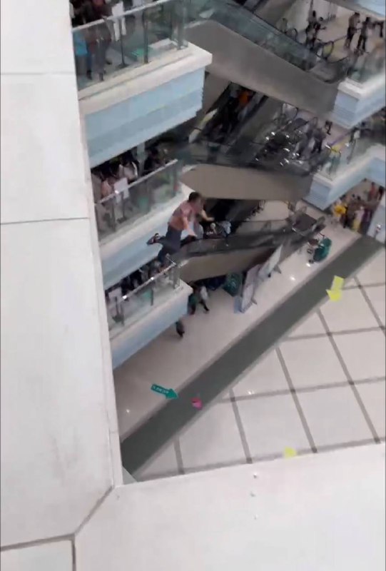 广西 一 附院 4/19 #跳楼 #自杀 #医院 🏥 想不开了 ☹️  今天下午，据说南宁医科大第一附属医院🏥医科大门诊科有个中年男人从五楼跳下广西 一 附院 4/19 #跳楼 #自杀 #医院 🏥 想不开了 ☹️  今天下午，据说南宁医科大第一附属医院🏥医科大门诊科有个中年男人从五楼跳下