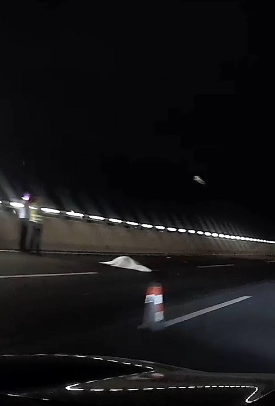 8.17汕北大道，汕头往澄海方向，要下莱美路这里，一男子骑摩托车🏍出事故死亡 #骑逝精神8.17汕北大道，汕头往澄海方向，要下莱美路这里，一男子骑摩托车🏍出事故死亡 #骑逝精神