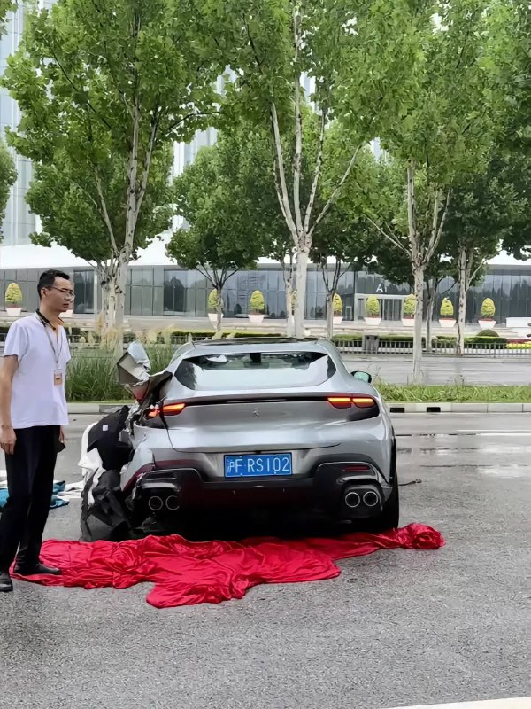 7.16 西安 #法拉利FUV 全国首撞，在会展中心门口撞了，发动机都撞出来了，很难想象车速有多快7.16 西安 #法拉利FUV 全国首撞，在会展中心门口撞了，发动机都撞出来了，很难想象车速有多快