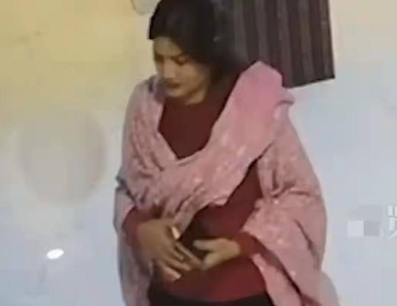 印度女子敲错门，被三名男子拖进房间灌酒侵害12月17日晚9点左右，印度马哈拉施特拉邦奥兰加巴德，一名30岁女护士前往一家酒店105号房间找朋友，却误敲了205号房门