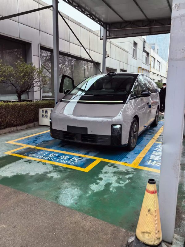 #感谢投稿刚拍到的理想MEGA已经开始上牌了#感谢投稿刚拍到的理想MEGA已经开始上牌了