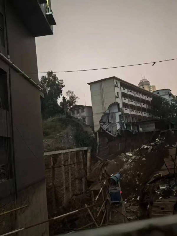 邵阳资江学校坍塌黑心开发商违规 挖掘 地下车库 导致资江学校教学楼倒塌，整所学校已成危房