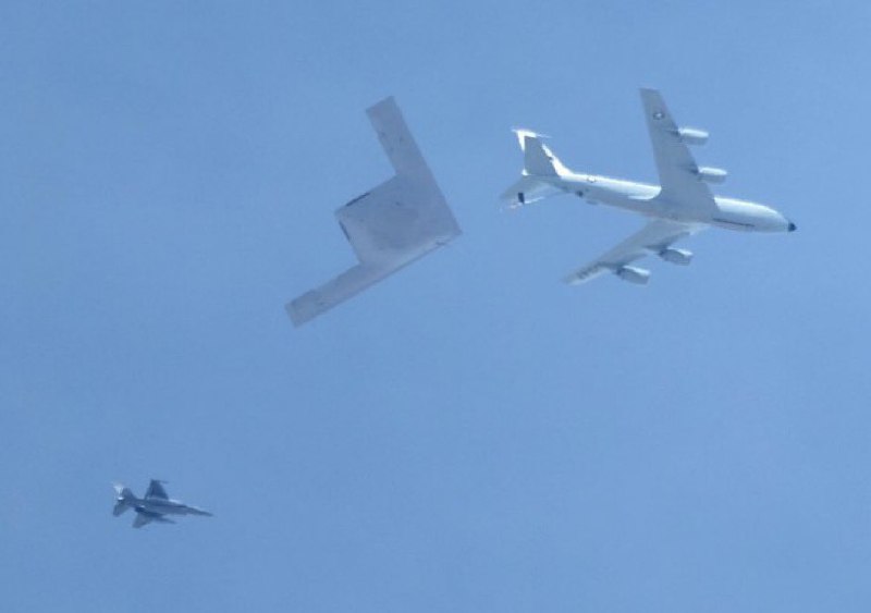 有人拍到 B-21 在加利福尼亚上空进行空中加油试验的画面有人拍到 B-21 在加利福尼亚上空进行空中加油试验的画面