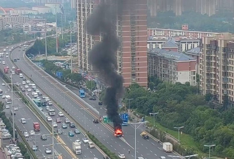 南京 栖霞大道 蔚来 比亚迪 新能源 车祸 🔥南京 栖霞大道 蔚来 比亚迪 新能源 车祸 🔥