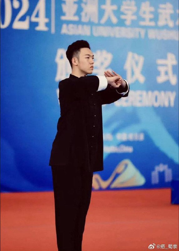 家庭背景不一般，体育生还能进金融体系？这下好了上班时间炫富拍照，开着帕拉梅拉上班，下班打高尔夫