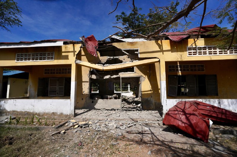 泰军再用F-16在柬埔寨学校附近投弹，学生吓得跟兔子似的从教室跑出逃命继12日15日在斯雷斯南区学校附近投弹后，12月18日泰军F16在士雷索蓬市班蒂棉彩省教育厅旁的洪森克拉孔高中附近投弹，师生都吓死了