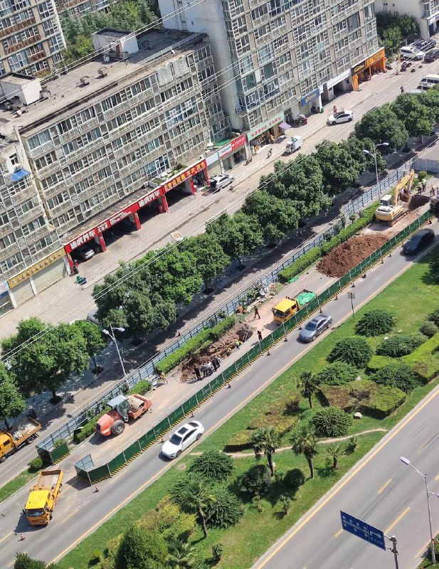 8.12 西安，西部大道路面塌陷 #基建狂魔8.12 西安，西部大道路面塌陷 #基建狂魔