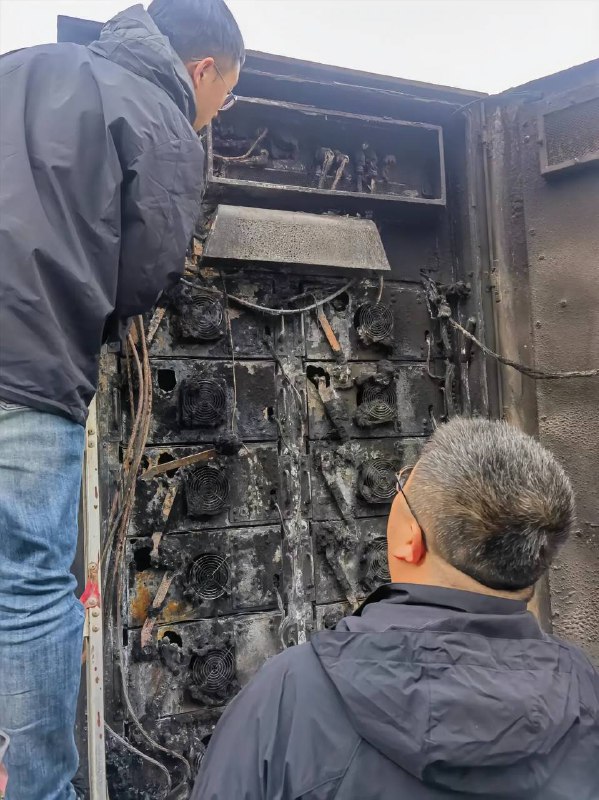 投入百万的储能项目，竟然使用3天就无故起火！厂家江苏万帮数字能源股份有限公司，能源产品质量如此不堪，事发数月无结论，无售后，一拖再拖，数月不处理，令人心寒#起火 #火灾  #储能柜 #新能源投入百万的储能项目，竟然使用3天就无故起火！厂家江苏万帮数字能源股份有限公司，能源产品质量如此不堪，事发数月无结论，无售后，一拖再拖，数月不处理，令人心寒#起火 #火灾  #储能柜 #新能源