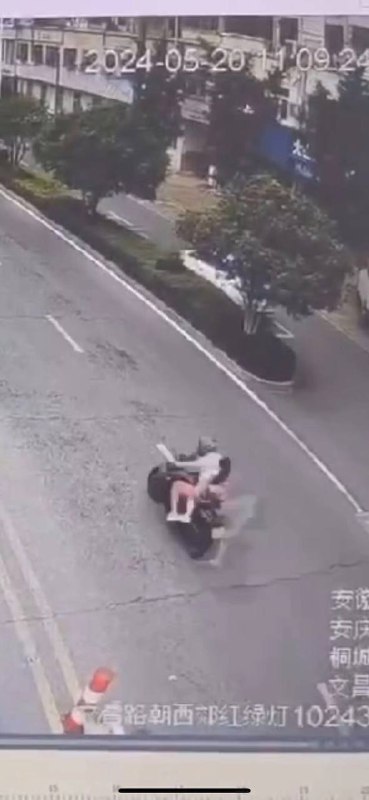 带孩子骑那么快还没给小孩戴头盔#车祸 #补充 #儿童 #吃瓜带孩子骑那么快还没给小孩戴头盔#车祸 #补充 #儿童 #吃瓜