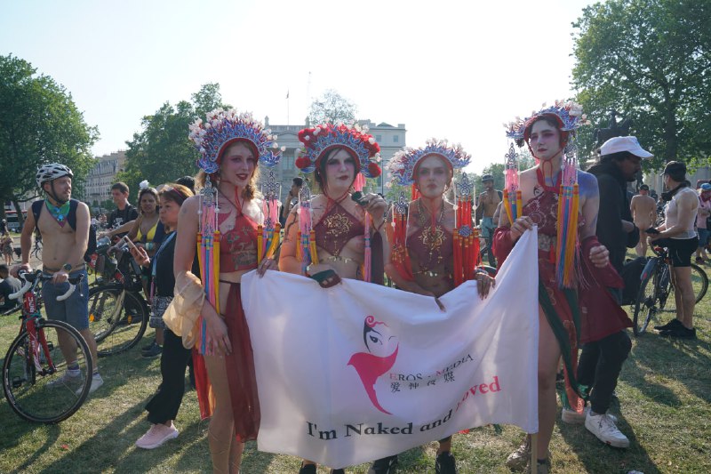 这是什么狗逼传媒公司啊，看图好像是在英国🇬🇧，尼玛光着穿京剧造型，过分了呀，好歹京剧也是国粹，更过分的是模特还他妈的那么丑，有一个逼长的跟男人是的，有没有懂王给查一查啊 #京剧 #英国 #国产这是什么狗逼传媒公司啊，看图好像是在英国🇬🇧，尼玛光着穿京剧造型，过分了呀，好歹京剧也是国粹，更过分的是模特还他妈的那么丑，有一个逼长的跟男人是的，有没有懂王给查一查啊 #京剧 #英国 #国产