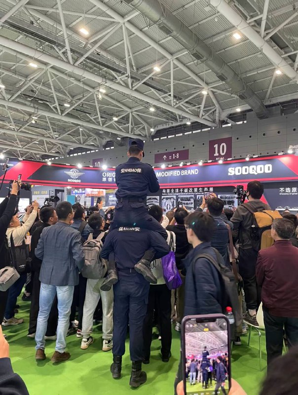 保安在哪里？保安也在拍🤣 #深圳改装车展保安在哪里？保安也在拍🤣 #深圳改装车展