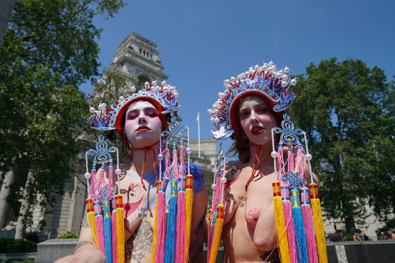 这是什么狗逼传媒公司啊，看图好像是在英国🇬🇧，尼玛光着穿京剧造型，过分了呀，好歹京剧也是国粹，更过分的是模特还他妈的那么丑，有一个逼长的跟男人是的，有没有懂王给查一查啊 #京剧 #英国 #国产这是什么狗逼传媒公司啊，看图好像是在英国🇬🇧，尼玛光着穿京剧造型，过分了呀，好歹京剧也是国粹，更过分的是模特还他妈的那么丑，有一个逼长的跟男人是的，有没有懂王给查一查啊 #京剧 #英国 #国产