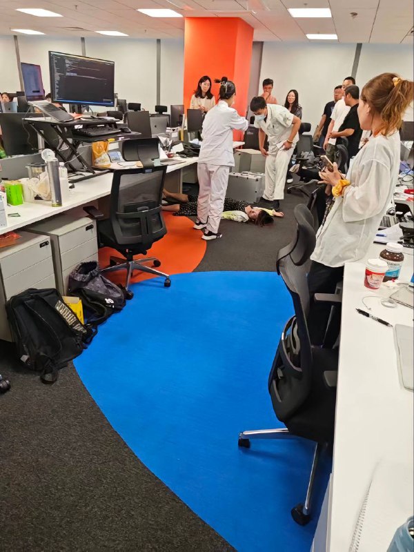 #字节  #猝死 据说是某大厂员工，看样子还是女生，太可怜了，本来还有心跳，没有人去做心肺复苏耽误了，就这样走了🙏🙏🙏#字节  #猝死 据说是某大厂员工，看样子还是女生，太可怜了，本来还有心跳，没有人去做心肺复苏耽误了，就这样走了🙏🙏🙏