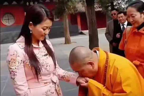 和尚 亲吻姐姐