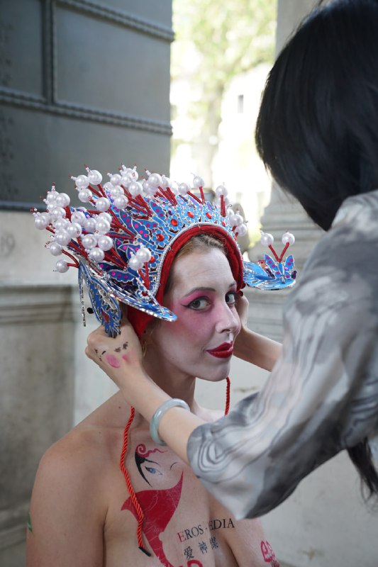 这是什么狗逼传媒公司啊，看图好像是在英国🇬🇧，尼玛光着穿京剧造型，过分了呀，好歹京剧也是国粹，更过分的是模特还他妈的那么丑，有一个逼长的跟男人是的，有没有懂王给查一查啊 #京剧 #英国 #国产这是什么狗逼传媒公司啊，看图好像是在英国🇬🇧，尼玛光着穿京剧造型，过分了呀，好歹京剧也是国粹，更过分的是模特还他妈的那么丑，有一个逼长的跟男人是的，有没有懂王给查一查啊 #京剧 #英国 #国产