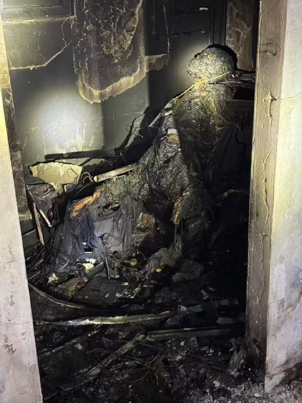 消防 及 警方 进入 #火灾 遗址 搜证 #尸体#火灾 #恐怖 香港 🇭🇰 大火 #事件 #后续#香港 #火灾 大火 最新遇难人数公布遇难者 增至151人警方 哽咽 介绍搜救进展