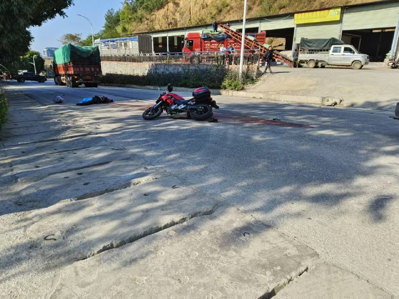 #摩托 #车祸 脑袋 刹住了 #货车 #血腥 @btlot#摩托 #车祸 脑袋 刹住了 #货车 #血腥 @btlot