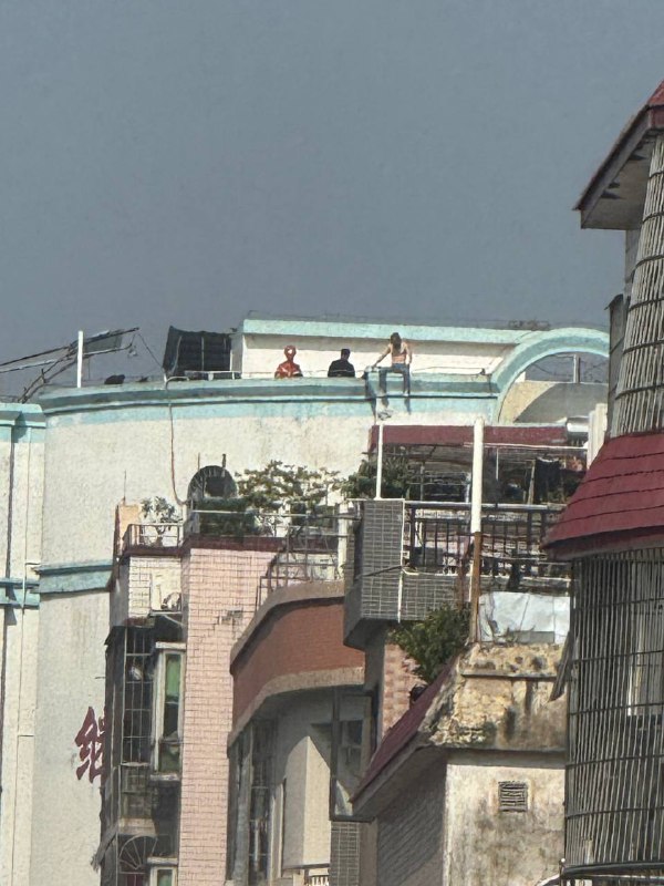 跳个楼坐那里半天不跳，整条路都堵死了，拍个视频警察还抢手机删掉，不然就要到我家查水表，无语😅跳个楼坐那里半天不跳，整条路都堵死了，拍个视频警察还抢手机删掉，不然就要到我家查水表，无语😅