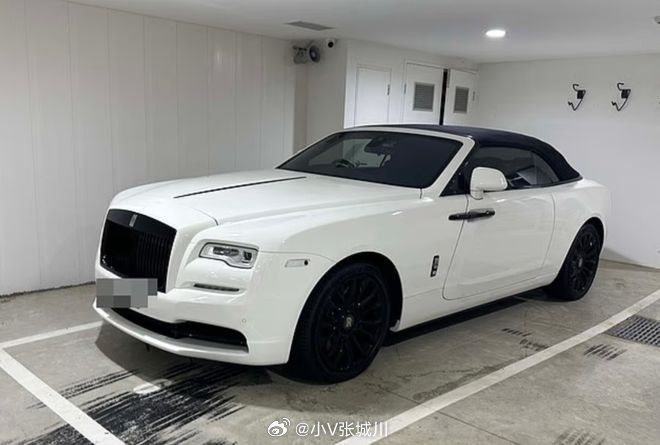 7月27日凌晨三点半，澳大利亚悉尼的富人区，一辆价值700万的劳斯莱斯逆行撞上一辆奔驰