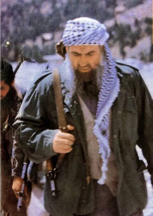 #巴勒斯坦,阿富汗和穆斯林兄弟会始于1978年伊斯兰游击队和阿富汗共产主义政府之间的阿富汗冲突，另一方面是1964年反以色列“巴勒斯坦革命”的诞生，是激发现代圣战分子或伊斯兰苏尼革命的两个主要伊斯兰事业，旨在在第一次世界大战后奥斯曼帝国崩溃后重建新的伊斯兰帝国阿富汗反共事业吸引了来自穆斯林和阿拉伯世界的数千名伊斯兰主义者，将阿富汗从苏联支持的共产主义者手中解放出来