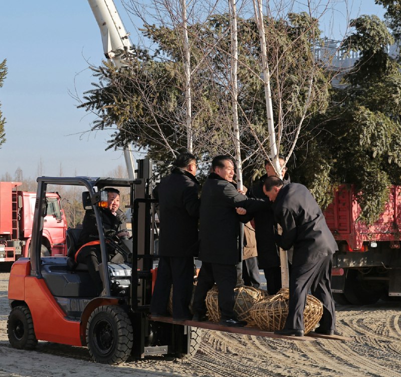 金正恩在首都平壤为海外军事作战牺牲的援俄将士建功勋纪念馆2026年1月5日，金正恩带着女儿金主爱参加“义务劳动”，亲手植下纪念树