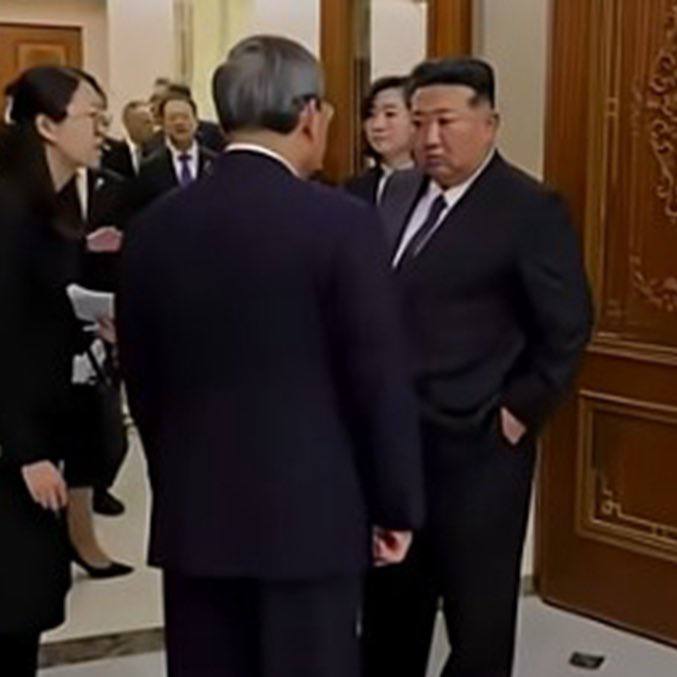 插兜这件事，中俄朝三国经常上演，儿子学爹爹学儿子戏码，朝鲜劳动党2025年10月10日成立80周年，阅兵后李强当众被金正恩送行羞辱，这位中共李管家，相比来行日本官员级别丑态几何？😆插兜这件事，中俄朝三国经常上演，儿子学爹爹学儿子戏码，朝鲜劳动党2025年10月10日成立80周年，阅兵后李强当众被金正恩送行羞辱，这位中共李管家，相比来行日本官员级别丑态几何？😆