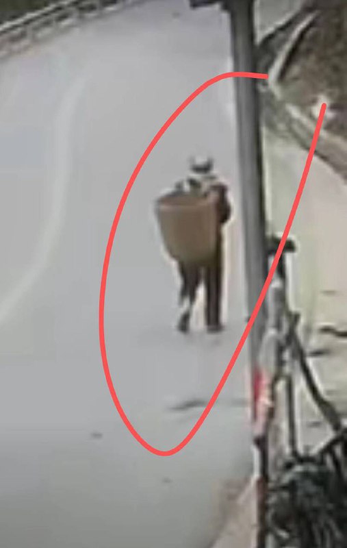 10日 浙江 绍兴，#货车 尾门没关，一路疾驶，把路边人家的雨棚立柱打烂，还好没打到人