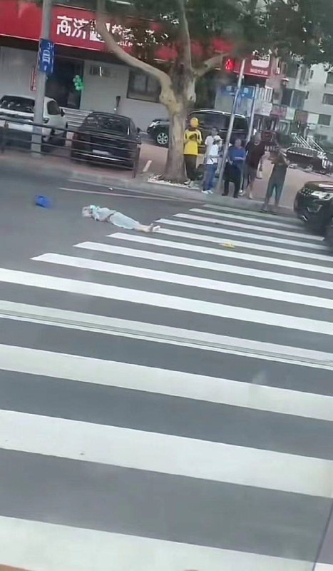 8.2大连普兰店莲山车祸，集装箱大货车里的装的植物油漏了，导致剎车失灵，正好还是个大下坡，下面就是十字路口，然后撞了路边些车才停下来，有个大二的女大学生放假了来帮大姨家在路边卖桃子，当场就没了，现场死了2个，官方通报死1个 #车祸8.2大连普兰店莲山车祸，集装箱大货车里的装的植物油漏了，导致剎车失灵，正好还是个大下坡，下面就是十字路口，然后撞了路边些车才停下来，有个大二的女大学生放假了来帮大姨家在路边卖桃子，当场就没了，现场死了2个，官方通报死1个 #车祸