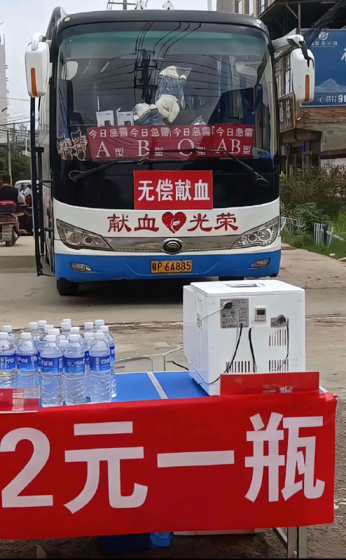 世界名画上面好比中共要你的，下面好比中共给你的👌