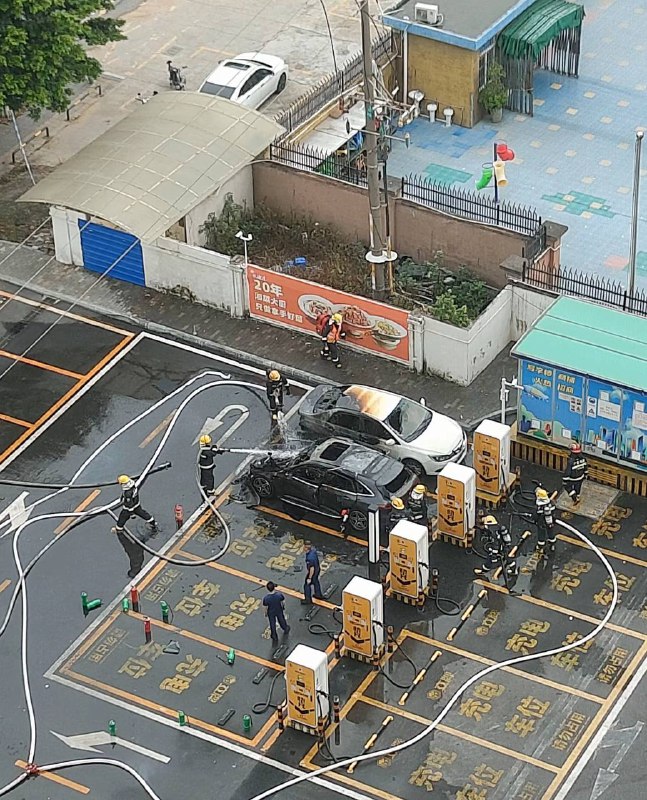 8.16广州番禺 奔驰EQC 充电 #自燃🔥20分钟烧完，旁边的车也被烧8.16广州番禺 奔驰EQC 充电 #自燃🔥20分钟烧完，旁边的车也被烧