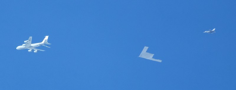 有人拍到 B-21 在加利福尼亚上空进行空中加油试验的画面有人拍到 B-21 在加利福尼亚上空进行空中加油试验的画面