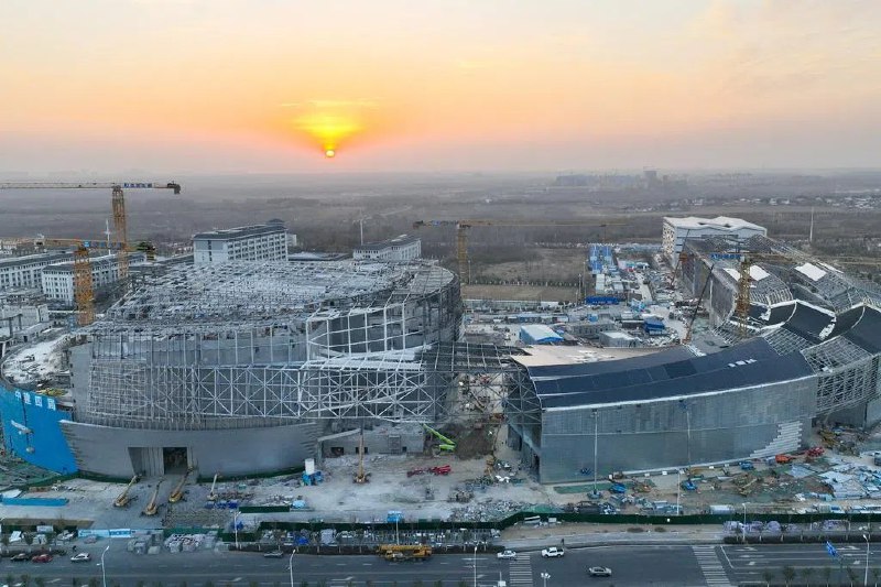 中国砸重金扩基建加速度 中国押注核聚变能与美争先安徽省合肥市一座前卫的钢铁建筑内，一个直径18米、重达400吨的巨型圆盘，去年10月被缓缓降入中央基坑，精准就位