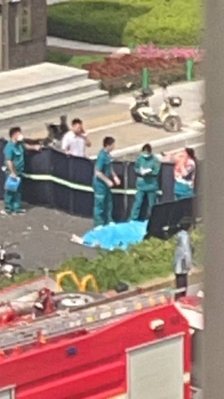 8月14日 河南 郑州 一辆出租车 撞向人行道，造成多人死伤，现场惨烈车祸人体保龄球疯狂出租车补充 现场视频及照片，疑似有多名外卖快递小哥死伤车祸极速飞车人体保龄球8月14日 河南 郑州 一辆出租车 撞向人行道，造成多人死伤，现场惨烈车祸人体保龄球疯狂出租车补充 现场视频及照片，疑似有多名外卖快递小哥死伤车祸极速飞车人体保龄球