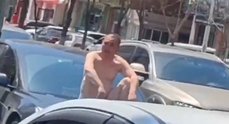 外面热，进来车里面有空调，凉快 #裸男 #裸体 #爬车外面热，进来车里面有空调，凉快 #裸男 #裸体 #爬车