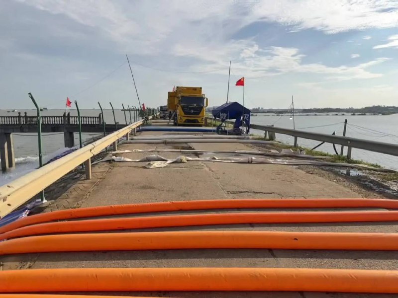 7月9日 #华容团洲 另一侧抽水，抢险款用不完，根本花不完！领导为了钱这些人敢想敢做！先放水再抽，这经济不就盘活了吗7月9日 #华容团洲 另一侧抽水，抢险款用不完，根本花不完！领导为了钱这些人敢想敢做！先放水再抽，这经济不就盘活了吗