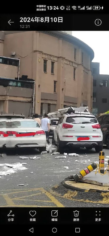 8.10 辽宁鞍山新景世纪城外墙脱落，幸好没砸到人 #基建狂魔8.10 辽宁鞍山新景世纪城外墙脱落，幸好没砸到人 #基建狂魔