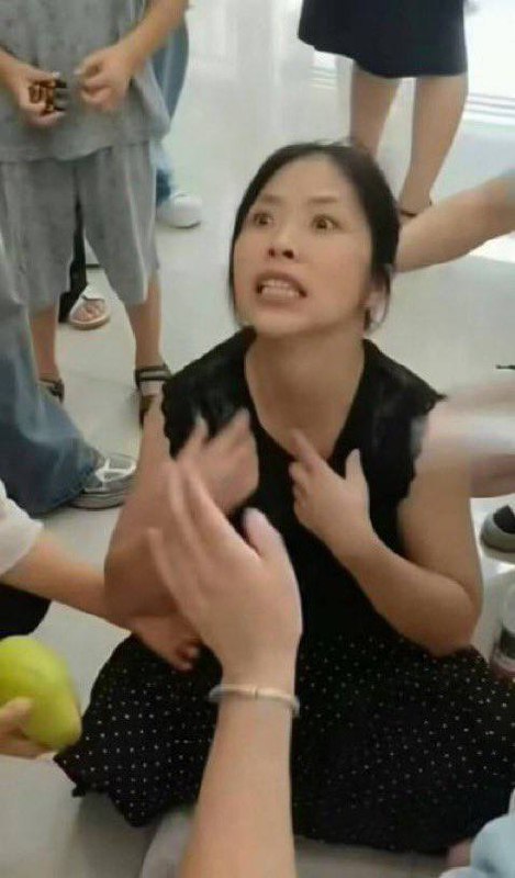 网友曝出 江油霸凌事件施暴者 母亲 之一！蒋晓娟，四川 省江油市人，现任江油市公安局党委委员、政治处主任、一级 警督  👉 2008年 汶川地震 后她将6个月大的孩子交给父母照料，奔赴抗震救灾一线为受灾婴儿喂奶，被网友称为“警察妈妈”！网友曝出 江油霸凌事件施暴者 母亲 之一！蒋晓娟，四川 省江油市人，现任江油市公安局党委委员、政治处主任、一级 警督  👉 2008年 汶川地震 后她将6个月大的孩子交给父母照料，奔赴抗震救灾一线为受灾婴儿喂奶，被网友称为“警察妈妈”！