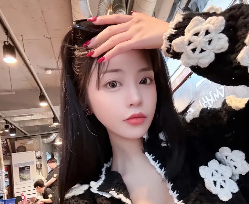 #司晓迪 跑外网持续爆料!自曝手握男明星大尺度图,喊话粉丝别惹她网红司晓迪开年瓜的后续来了!司晓迪上线删除了大部分爆料,只把林更新相关博文转为粉丝可见,还发文表示新的一年要好好生活,但转头就被网友扒出跑到外网持续爆料,还称要放大尺度照,更多细节也被曝光