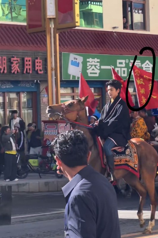 一年一度丁真回乡,何其讽刺一年一度丁真回乡,何其讽刺