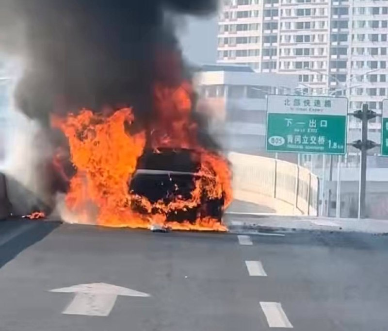 3月30日下午3点...吉林 长春-北部快速路疑似电车被追尾后#新能源 #烧车3月30日下午3点...吉林 长春-北部快速路疑似电车被追尾后#新能源 #烧车