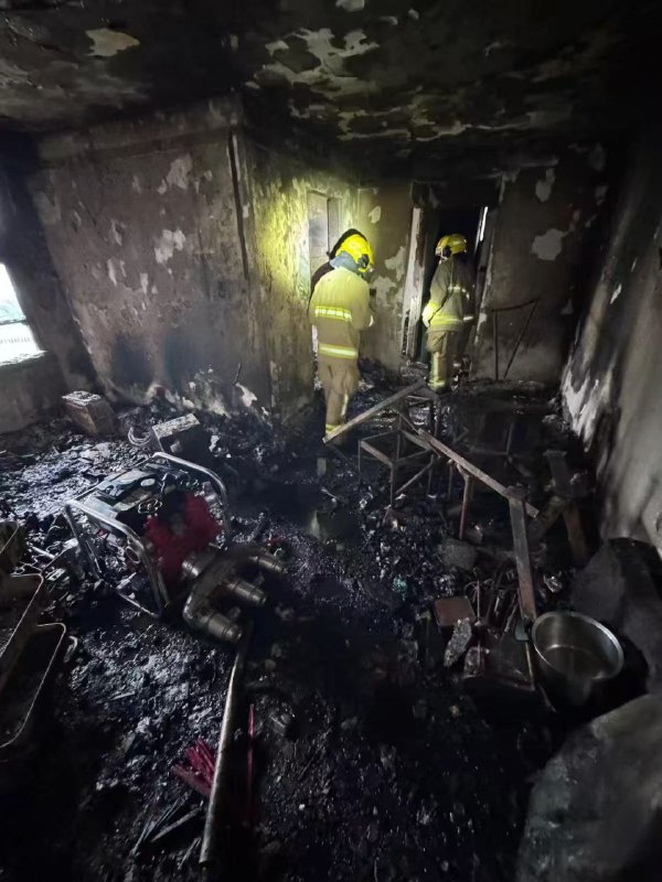 消防 及 警方 进入 #火灾 遗址 搜证 #尸体#火灾 #恐怖 香港 🇭🇰 大火 #事件 #后续#香港 #火灾 大火 最新遇难人数公布遇难者 增至151人警方 哽咽 介绍搜救进展