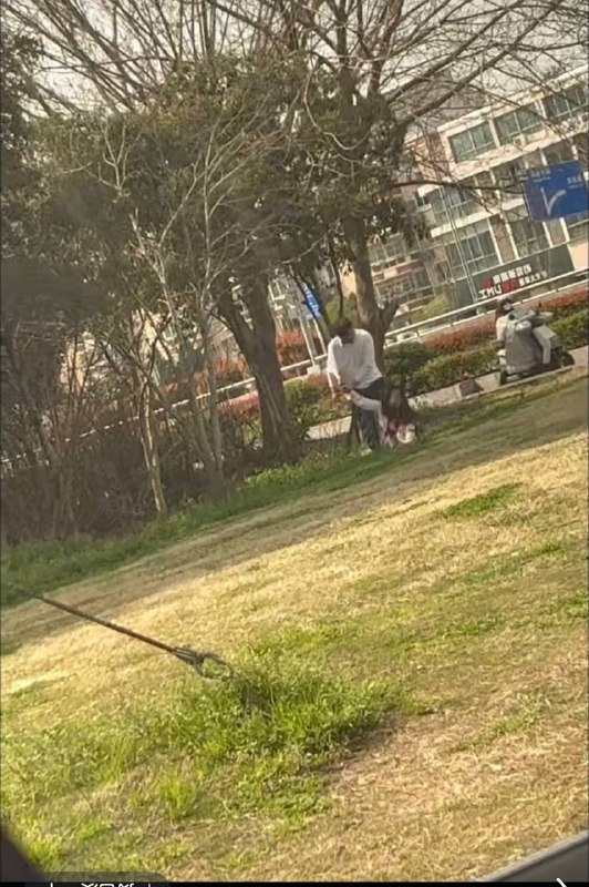 3月28日下午，扬州顺达路跟江阳路交叉口发生割喉事件！#扬州 #割喉网传两外卖小哥发生争执，白衣服的打不过直接拿刀了，白衣服的也被打成了脑出血，太血腥了，30多个特警都出动了！有可能是两个事件