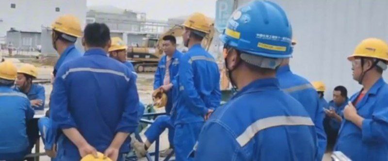 广东 湛江巴斯夫项目数百工人连日 罢工 五个月工资拖欠围堵管理层 走访偷拍调查曝光 劳工权益警钟长鸣啊！ 讨薪广东湛江巴斯夫一体化基地突发劳资风暴！10月30日至31日，中化十一建数百工人集体罢工，围堵管理层高喊“还我血汗钱”，连续五个月工资拖欠成白条，项目资金链断裂疑云密布现场工人情绪爆炸，与管理人员推搡冲突拉满，甚至江苏离职员工千里赶来讨薪，场面混乱如战场