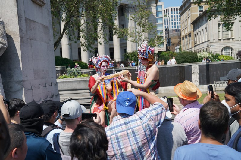 这是什么狗逼传媒公司啊，看图好像是在英国🇬🇧，尼玛光着穿京剧造型，过分了呀，好歹京剧也是国粹，更过分的是模特还他妈的那么丑，有一个逼长的跟男人是的，有没有懂王给查一查啊 #京剧 #英国 #国产这是什么狗逼传媒公司啊，看图好像是在英国🇬🇧，尼玛光着穿京剧造型，过分了呀，好歹京剧也是国粹，更过分的是模特还他妈的那么丑，有一个逼长的跟男人是的，有没有懂王给查一查啊 #京剧 #英国 #国产