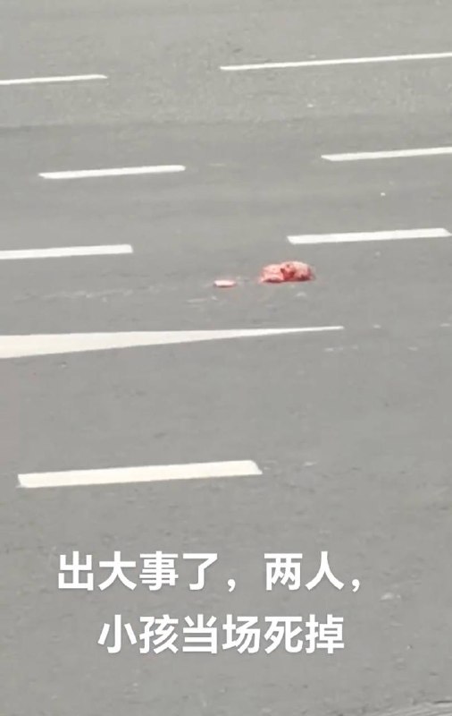 7月10日下午5点 四川南充南部县大润发旁边发生车祸，妈妈开电动车带8岁女儿被碾压 系大巴车违规变道，女儿当场死亡，脑浆都出来了，妈妈哭晕了过去 #车祸 #血腥﻿7月10日下午5点 四川南充南部县大润发旁边发生车祸，妈妈开电动车带8岁女儿被碾压 系大巴车违规变道，女儿当场死亡，脑浆都出来了，妈妈哭晕了过去 #车祸 #血腥